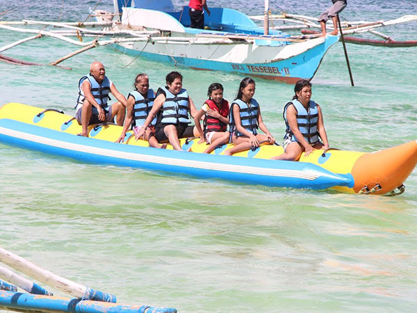 Sumakay ng Bangkang Saging sa Boracay