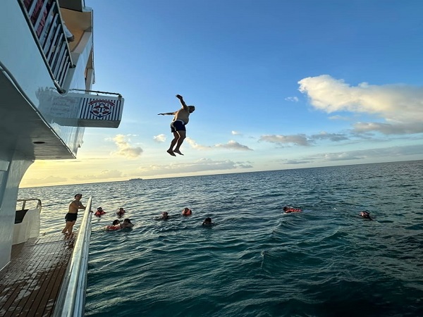 Luxury Party Yacht at Hindi malilimutan mga Pakiki   Maligayang pagdating sa Red Whale! Nag aalok ang mga party yate sa 