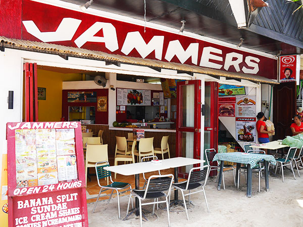 ボラカイ島の軽食：JAMMERS ホットドッグ