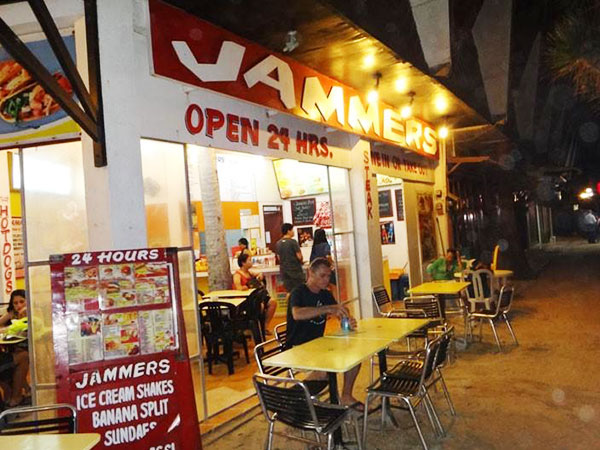 ボラカイ島の軽食：JAMMERS ホットドッグ