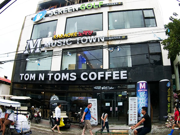 TOM N TOMS(S2 Main Road)