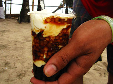 Tofu pudding (douhua) with black tapioca pearls